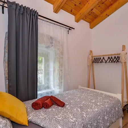 Vikendica In With Kitchen Plomin